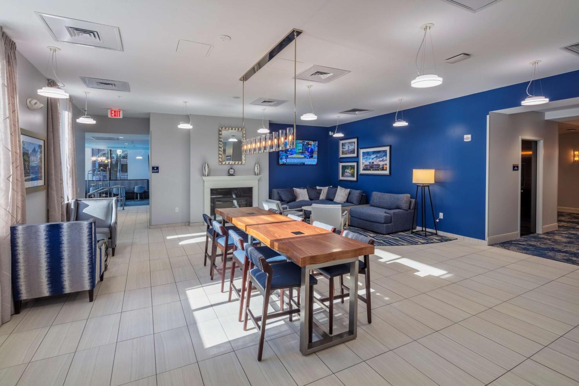 Scholar State College, Tapestry Collection By Hilton Hotel 4*